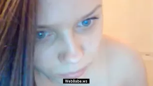 Прелестная шлюшка vikii69 разминает сисечки