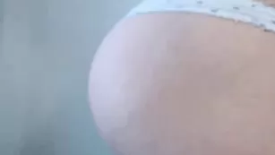 Шальная путана kelinsi наминает красивые сиськи