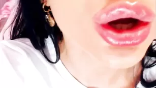 Импозантная бабенка Bombinna пленительно себя ласкает