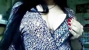 Роскошная леди Sestrichka ласкает большие сиси