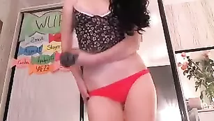 Удивительная самка MsCandy танцует красивый стриптиз