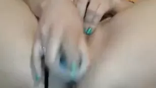 Шальная сучка enigma4u смачно теребит киску