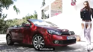 Русская барышня Maria трахает пизду в машине