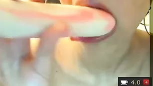 Обворожительная телка millari глотает секс игрушку