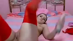 Хорошенькая девка Alinna20 демонстрирует прелести