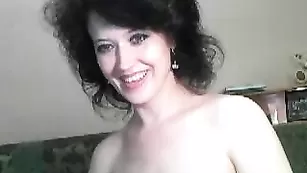 Тетка Catsuit сует игрушку в очко