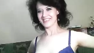 Тетка Catsuit сует игрушку в очко