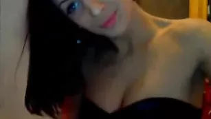 Импозантная шлендра Idolly обнажает крупные сиськи