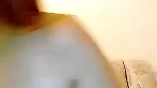 Сексуальная путана SexyJess трахает очко каблуком