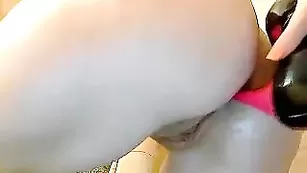 Сексуальная путана SexyJess трахает очко каблуком