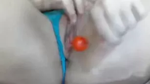 Пошлая чертовка enigma4u трахает киску шариками