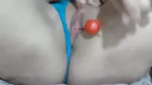 Пошлая чертовка enigma4u трахает киску шариками