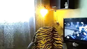 Темноволосая кобыла briana ласкает анальное отверстие