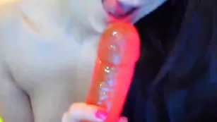 Экзотичная самка exxxtasy долбит вагину секс игрушкой
