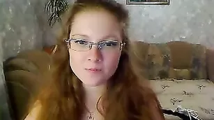 Рыжая в очках Shemika облизывает страпон