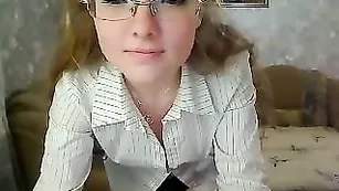 Рыжая в очках Shemika облизывает страпон