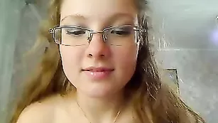 Рыжая в очках Shemika облизывает страпон