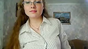 Рыжая в очках Shemika облизывает страпон