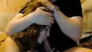 Прелестная сучка LedyFox делает глубокий минет