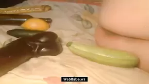 Солидная шваль Sexy_Iv трахает анал кабачком