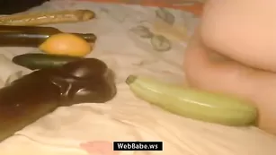Солидная шваль Sexy_Iv трахает анал кабачком