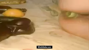 Солидная шваль Sexy_Iv трахает анал кабачком