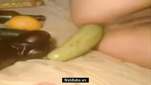 Солидная шваль Sexy_Iv трахает анал кабачком