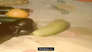 Солидная шваль Sexy_Iv трахает анал кабачком