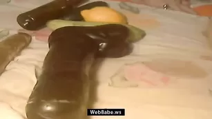 Солидная шваль Sexy_Iv трахает анал кабачком