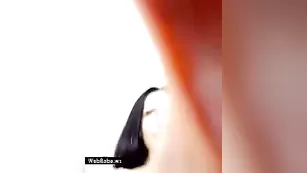 Очаровательная леди Bombinna мило массирует киску