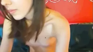 Худенькая курва sashenkaja показывает маленькие сиськи
