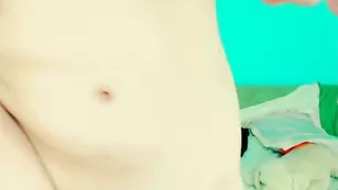 Малышка jusygirl учится раздвигать ноги