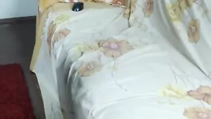 Знойная шмара roxXxanne4grl красуется бритыми щелками