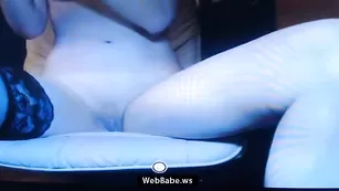 Похотливая цыпочка pjgirl трахает себя фаллосом