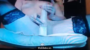 Похотливая цыпочка pjgirl трахает себя фаллосом