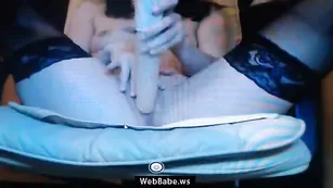 Похотливая цыпочка pjgirl трахает себя фаллосом