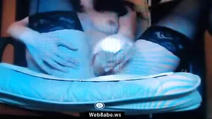 Похотливая цыпочка pjgirl трахает себя фаллосом