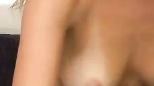 Ажурная кобыла scarlette мастурбирует обе щелки