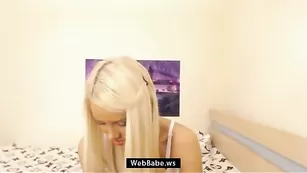 Изящная чертовка SexyEvelynn тыкает пальчики в писю