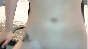 Прелестная телка theyana смачно сквиртит