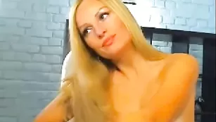 Пикантная девушка BlondDiamond трахает себя секс игрушками