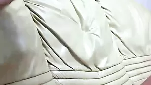 Смазливая куколка goldfish смачно теребит пизду