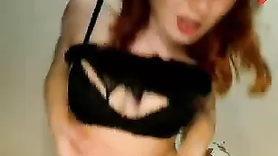 Похотливая брюнетка LittlleMolly ласкает бритую киску