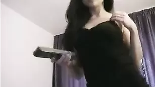 Желанная барышня SinFulDiva показывает свои сиськи