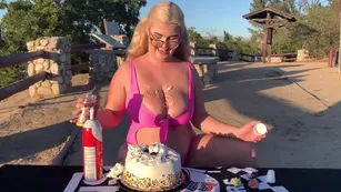 cinnamonnbaby message me для the full cake smash шоу чат реальный порно реальный секс