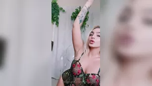 emjayplays like_seeing_my_pussy_stretch_and_slide_all_over_my_favorite_dildo_see_how_creamy_i_got шоу чат реальный порно реальный секс