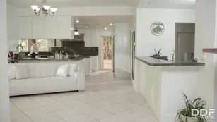 Kit Mercer & Aria Lee Киска Over Pizza шоу чат реальный порно