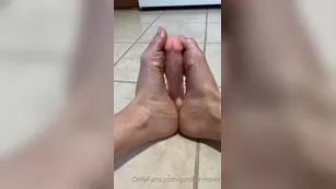 junifurmoon_Reverse foot job with a немного surprise _29073507 шоу чат реальный порно