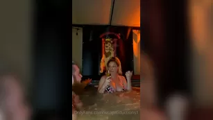 wcaproductions1 Голая Hot Tub Interview With kiki_daire шоу чат реальный порно