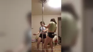 noellemorrison Hanging out (clearly drinking lol) with leeannewes шоу чат реальный порно